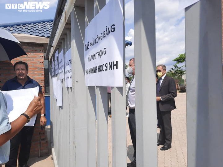 Phụ huynh Trường Quốc tế Mỹ phải đứng ngoài cổng đối thoại với ban giám hiệu - 1