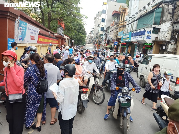 Quên quy định địa điểm đón trẻ, phụ huynh nháo nhác tìm con, giao thông ùn tắc - 1