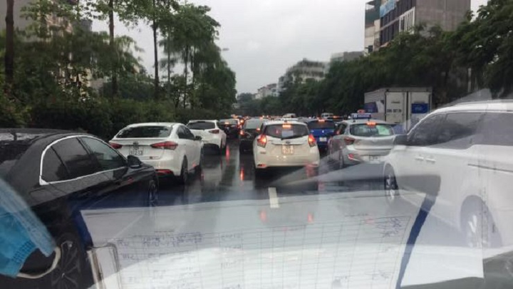 Hà Nội mưa trắng trời, giao thông hỗn loạn, nhiều tuyến phố kẹt cứng - 14