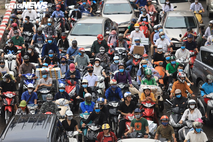 Hà Nội mưa trắng trời, giao thông hỗn loạn, nhiều tuyến phố kẹt cứng - 13