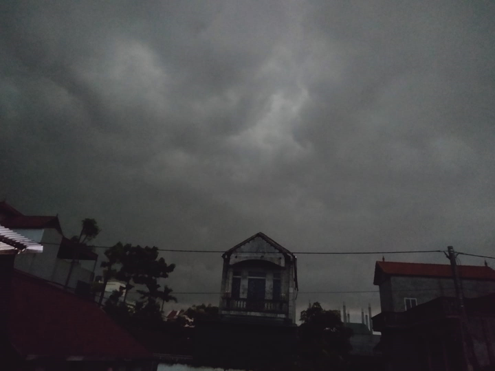 Hà Nội mưa trắng trời, giao thông hỗn loạn, nhiều tuyến phố kẹt cứng - 3