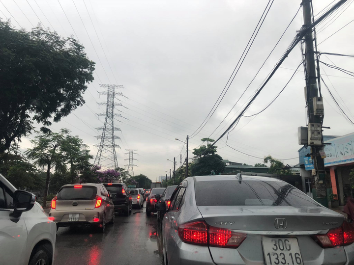 Hà Nội mưa trắng trời, giao thông hỗn loạn, nhiều tuyến phố kẹt cứng - 15