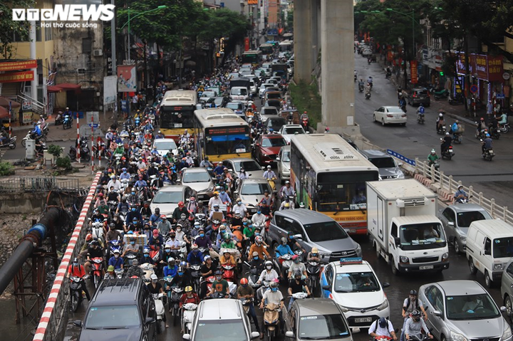 Hà Nội mưa trắng trời, giao thông hỗn loạn, nhiều tuyến phố kẹt cứng - 11