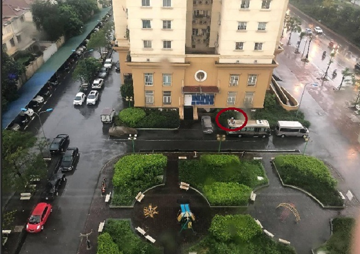 Người đàn ông rơi từ tầng cao khu đô thị Nam Thăng Long trúng nóc ô tô - 1