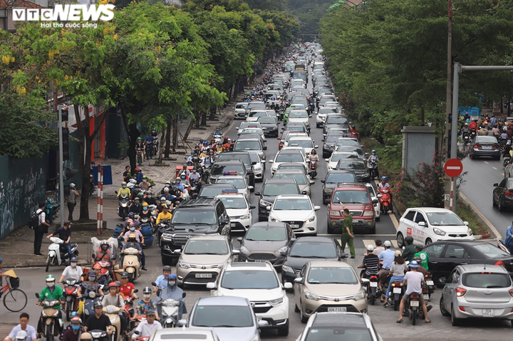 Hà Nội mưa trắng trời, giao thông hỗn loạn, nhiều tuyến phố kẹt cứng - 12