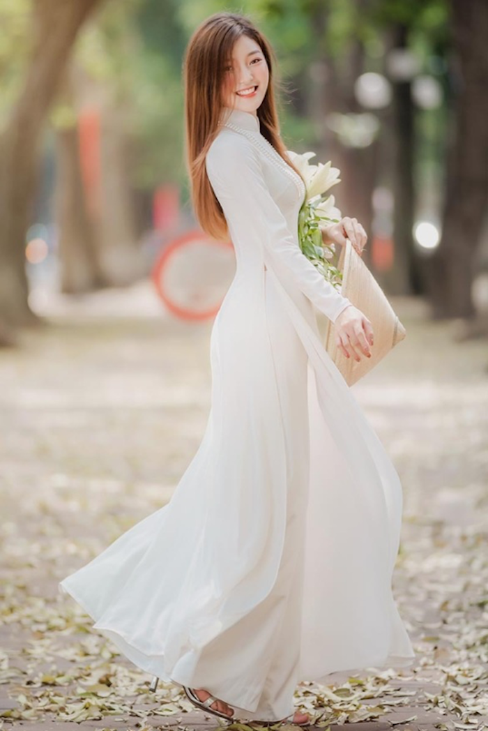 Á khôi tài sắc Việt Nam đẹp dịu dàng bên hoa loa kèn - 4