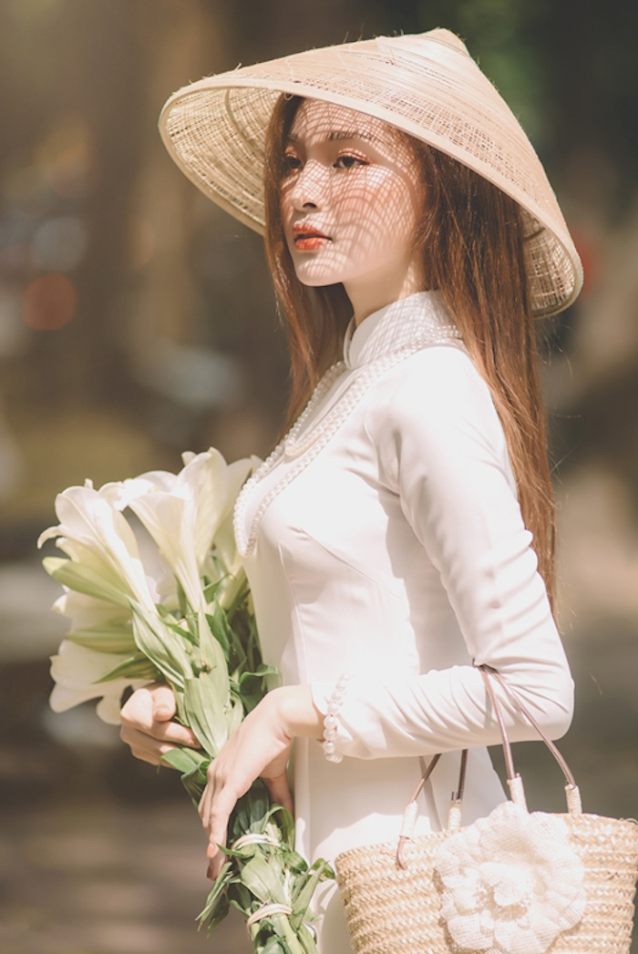 Á khôi tài sắc Việt Nam đẹp dịu dàng bên hoa loa kèn - 6