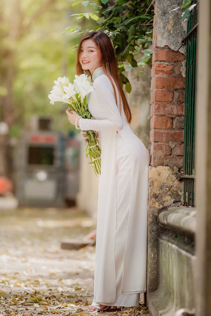 Á khôi tài sắc Việt Nam đẹp dịu dàng bên hoa loa kèn - 2