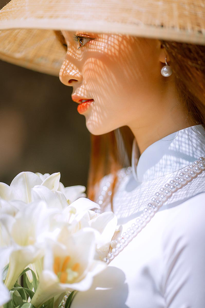 Á khôi tài sắc Việt Nam đẹp dịu dàng bên hoa loa kèn - 3