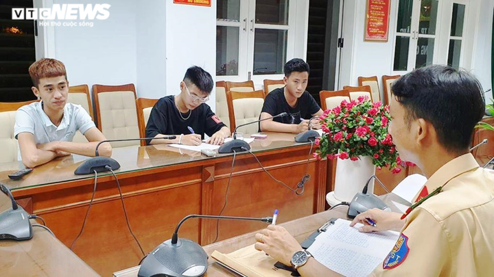 Bắt 2 'quái xế' bốc đầu, chạy xe mô tô một bánh 'câu like' - 1