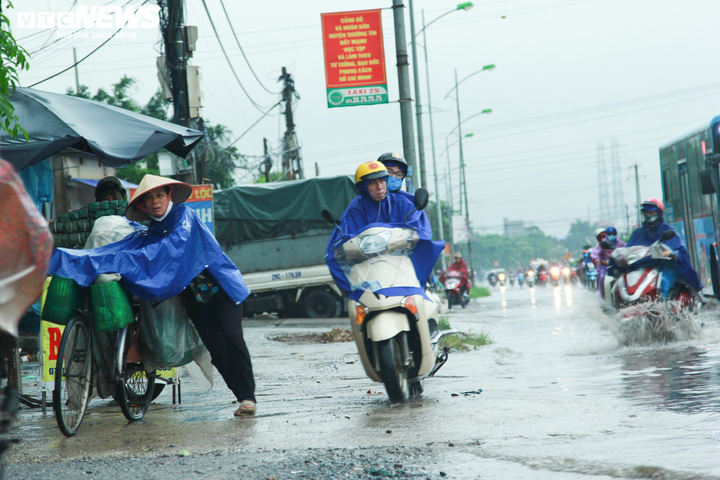 Sau mưa lớn, dân lại bì bõm trên quốc lộ cứ mưa là ngập - 12