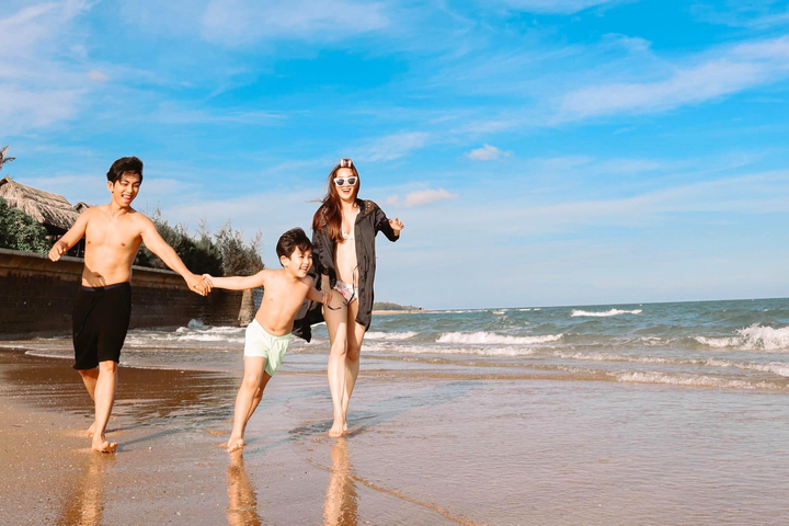 Khánh Thi khoe vóc dáng gợi cảm trong kỳ nghỉ ở biển - 1