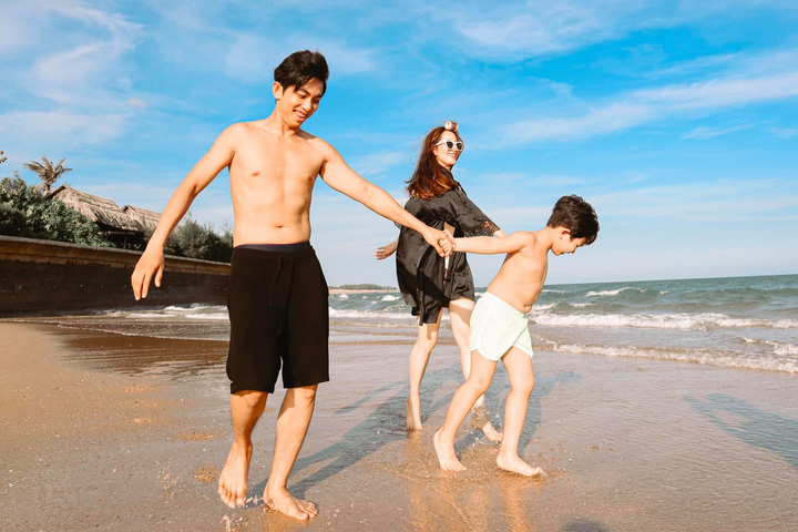 Khánh Thi khoe vóc dáng gợi cảm trong kỳ nghỉ ở biển - 3