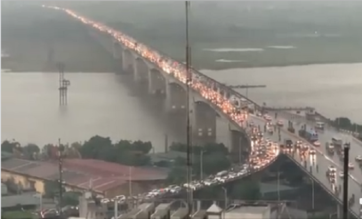 Hà Nội mưa trắng trời, giao thông hỗn loạn, nhiều tuyến phố kẹt cứng - 4