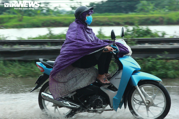 Sau mưa lớn, dân lại bì bõm trên quốc lộ cứ mưa là ngập - 8