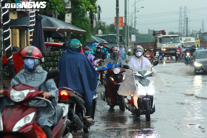 Sau mưa lớn, dân lại bì bõm trên quốc lộ cứ mưa là ngập - 11