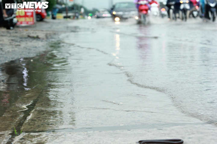 Sau mưa lớn, dân lại bì bõm trên quốc lộ cứ mưa là ngập - 5