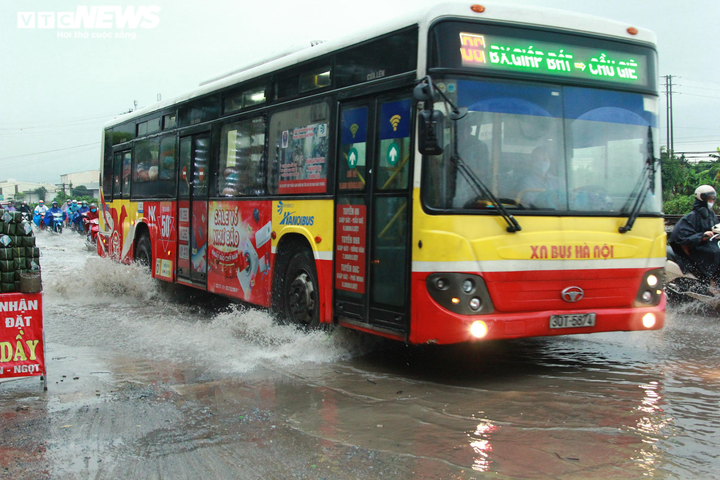 Sau mưa lớn, dân lại bì bõm trên quốc lộ cứ mưa là ngập - 10