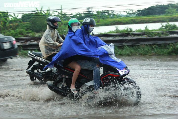 Sau mưa lớn, dân lại bì bõm trên quốc lộ cứ mưa là ngập - 7