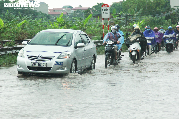 Sau mưa lớn, dân lại bì bõm trên quốc lộ cứ mưa là ngập - 2
