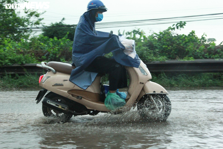 Sau mưa lớn, dân lại bì bõm trên quốc lộ cứ mưa là ngập - 9
