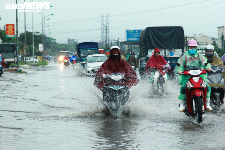 Sau mưa lớn, dân lại bì bõm trên quốc lộ cứ mưa là ngập - 4