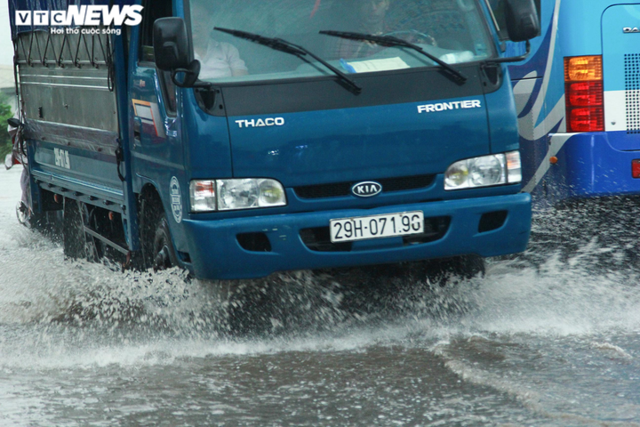 Sau mưa lớn, dân lại bì bõm trên quốc lộ cứ mưa là ngập - 6