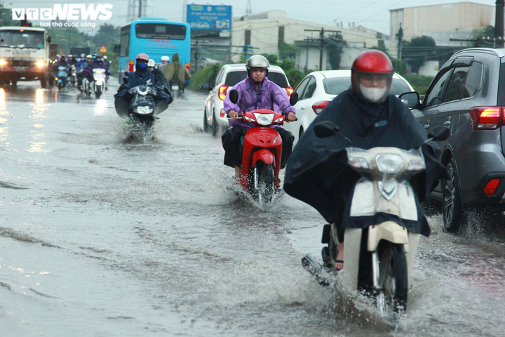 Sau mưa lớn, dân lại bì bõm trên quốc lộ cứ mưa là ngập - 3