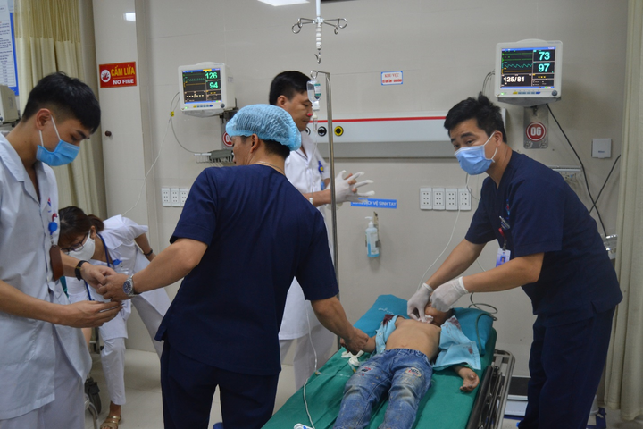 Đang đi xe đạp, bé 8 tuổi bị tôn trên xe chở hàng cắt vào cổ suýt chết - 1