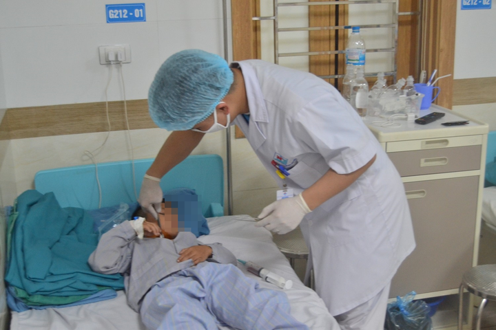 Đang đi xe đạp, bé 8 tuổi bị tôn trên xe chở hàng cắt vào cổ suýt chết - 2