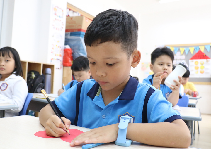 Học sinh kết trái tim khổng lồ tri ân bác sĩ tuyến đầu chống dịch COVID-19 - 1