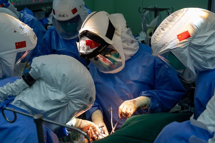 Ba ca COVID-19 nặng của Trung Quốc 'thoát cửa tử' nhờ ghép phổi - 1