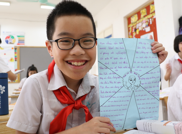 Học sinh kết trái tim khổng lồ tri ân bác sĩ tuyến đầu chống dịch COVID-19 - 5