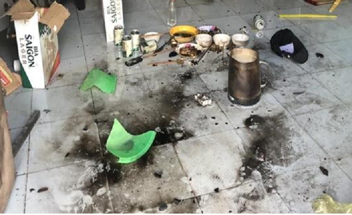 Đang nhậu bị đuổi về, gã đàn ông ném bom xăng đốt nhà bạn nhậu - 1