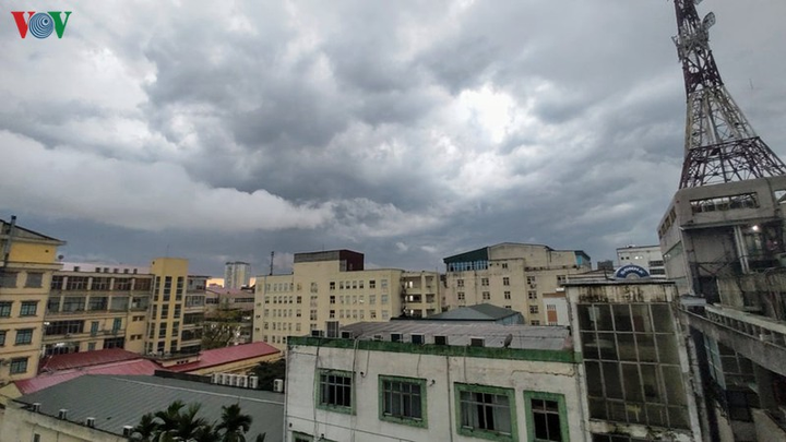 Mưa to, đường 'không lối thoát', dân Hà Nội xếp hàng chôn chân trong biển nước - 1