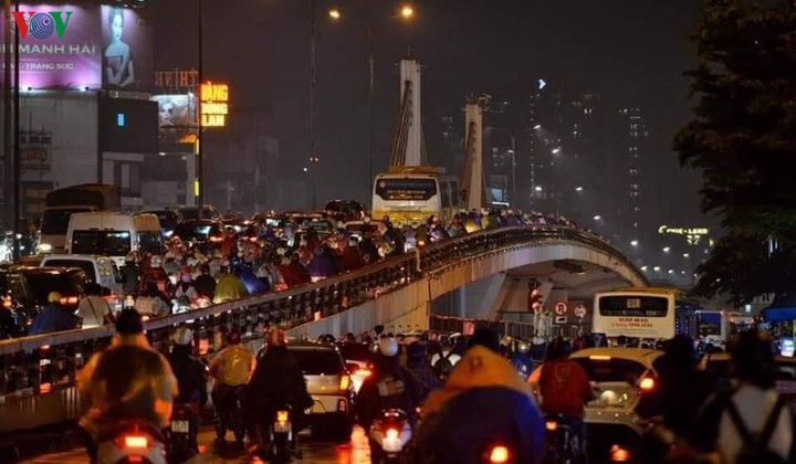 Mưa to, đường 'không lối thoát', dân Hà Nội xếp hàng chôn chân trong biển nước - 10