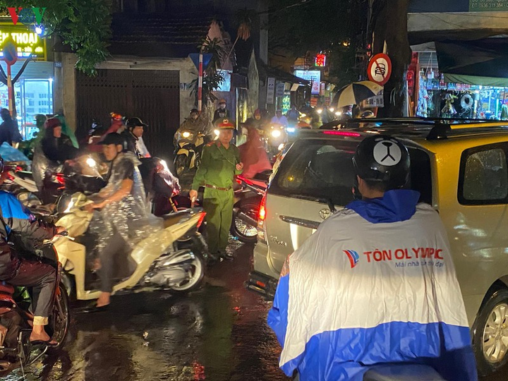 Mưa to, đường 'không lối thoát', dân Hà Nội xếp hàng chôn chân trong biển nước - 11