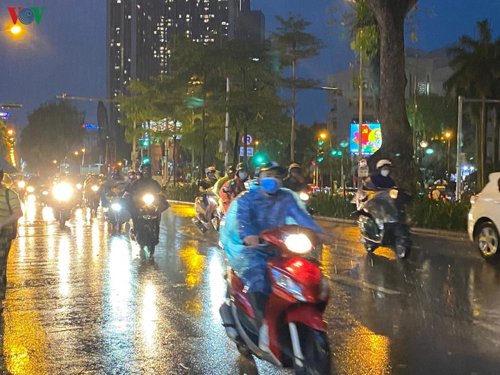 Mưa to, đường 'không lối thoát', dân Hà Nội xếp hàng chôn chân trong biển nước - 12