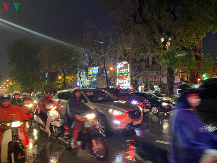 Mưa to, đường 'không lối thoát', dân Hà Nội xếp hàng chôn chân trong biển nước - 13