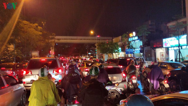 Mưa to, đường 'không lối thoát', dân Hà Nội xếp hàng chôn chân trong biển nước - 14