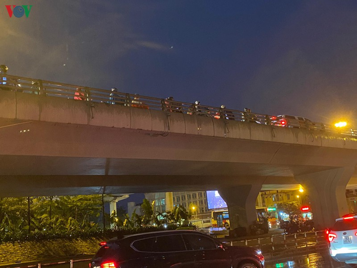 Mưa to, đường 'không lối thoát', dân Hà Nội xếp hàng chôn chân trong biển nước - 15