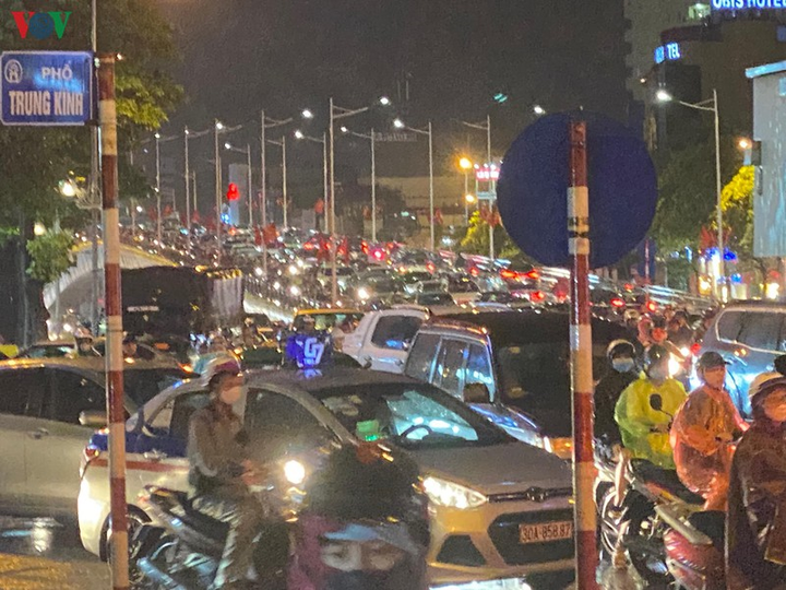 Mưa to, đường 'không lối thoát', dân Hà Nội xếp hàng chôn chân trong biển nước - 16