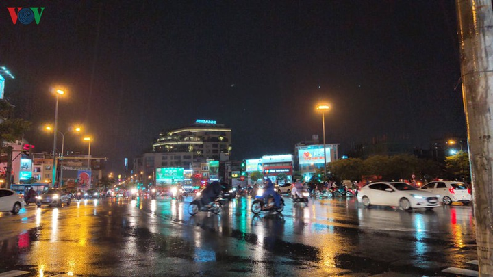 Mưa to, đường 'không lối thoát', dân Hà Nội xếp hàng chôn chân trong biển nước - 17