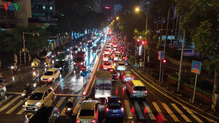 Mưa to, đường 'không lối thoát', dân Hà Nội xếp hàng chôn chân trong biển nước - 18