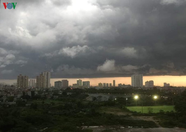 Mưa to, đường 'không lối thoát', dân Hà Nội xếp hàng chôn chân trong biển nước - 2