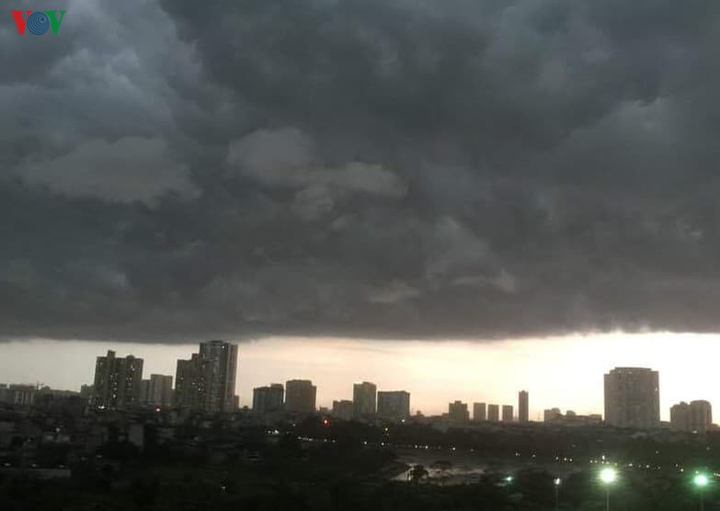 Mưa to, đường 'không lối thoát', dân Hà Nội xếp hàng chôn chân trong biển nước - 3