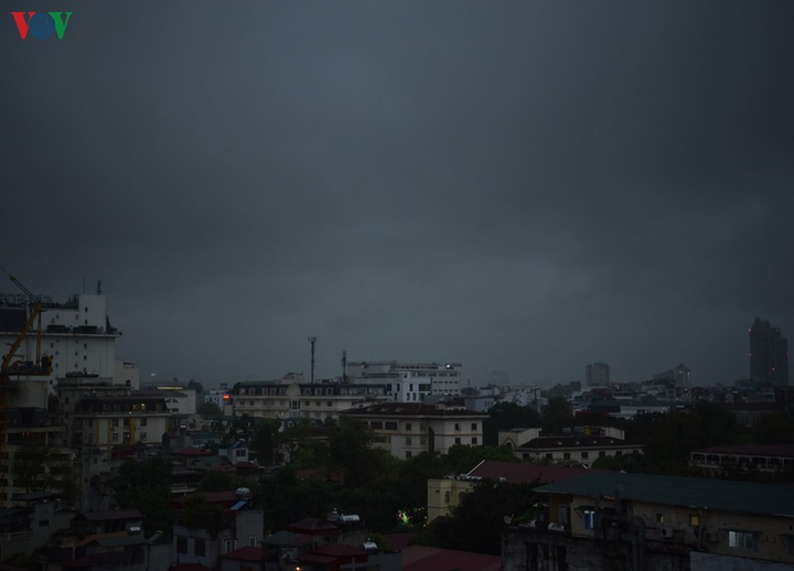 Mưa to, đường 'không lối thoát', dân Hà Nội xếp hàng chôn chân trong biển nước - 4