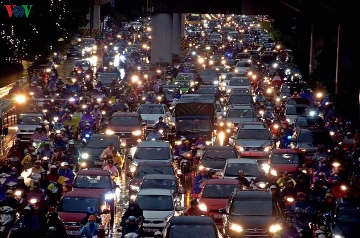 Mưa to, đường 'không lối thoát', dân Hà Nội xếp hàng chôn chân trong biển nước - 5