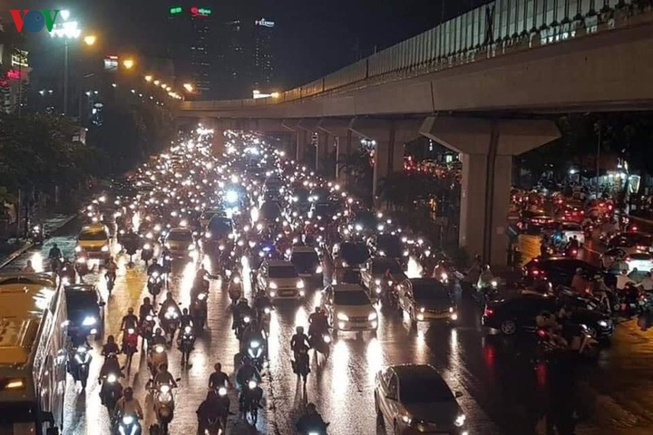 Mưa to, đường 'không lối thoát', dân Hà Nội xếp hàng chôn chân trong biển nước - 6