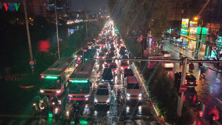 Mưa to, đường 'không lối thoát', dân Hà Nội xếp hàng chôn chân trong biển nước - 7